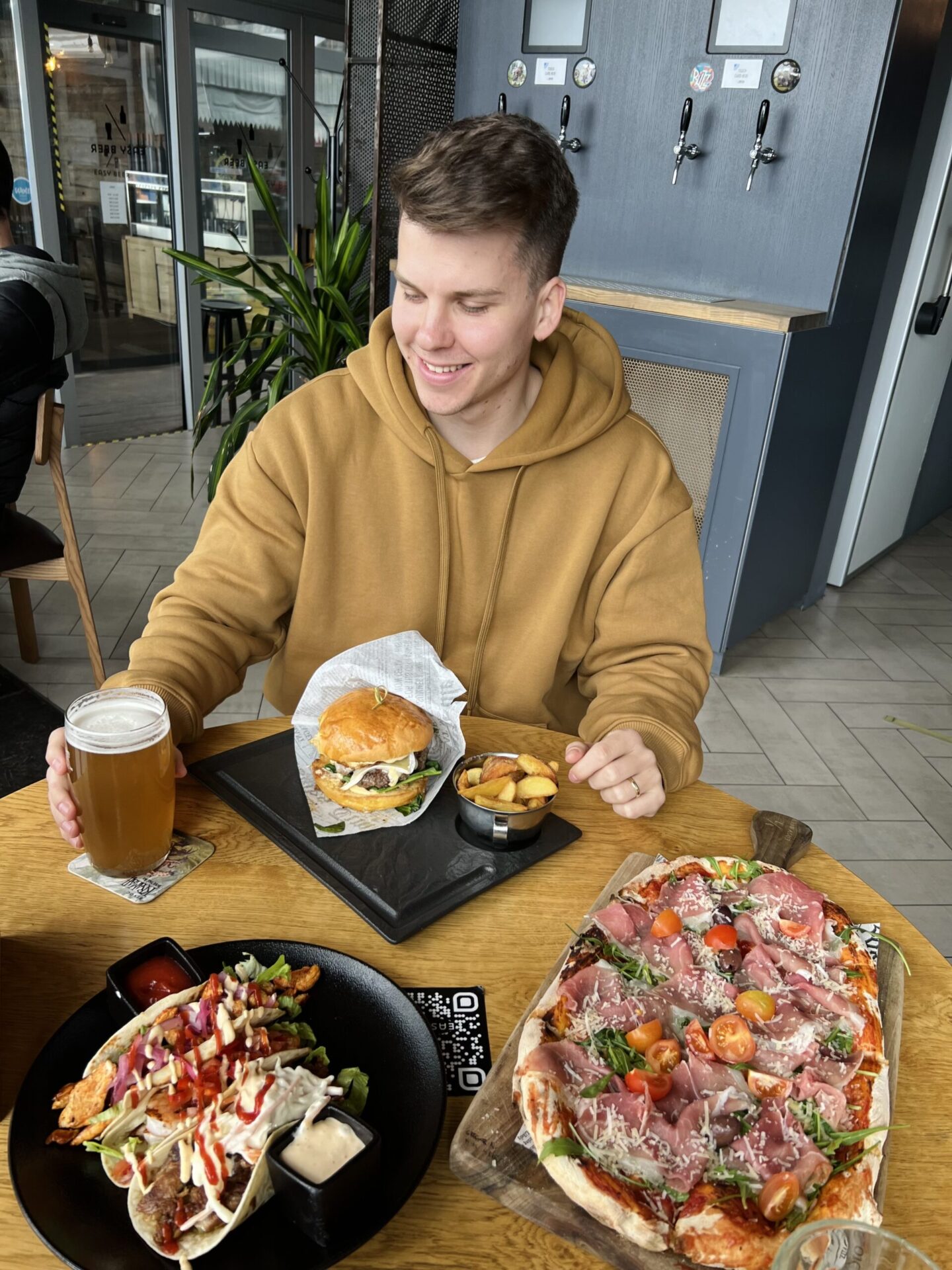 Burger & Pizza House Easy Beer Burger & Pizza House Easy Beer