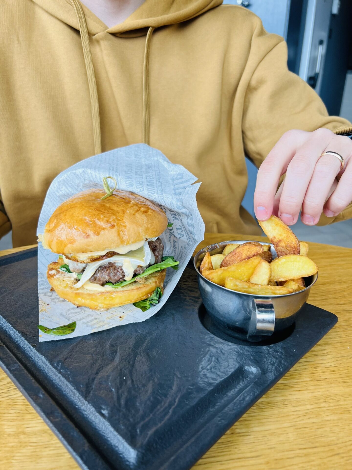 Burger & Pizza House Easy Beer Burger & Pizza House Easy Beer